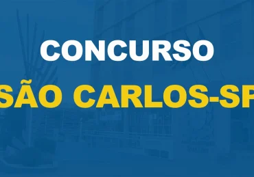 Prédio da Prefeitura Municipal de São Carlos com bandeiras hasteadas em frente e texto sobre a imagem Concurso Prefeitura de São Carlos