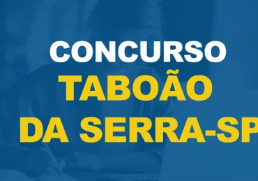 Uma mulher com óculos escreve em um papel enquanto está sentada com um laptop com texto sobre a imagem Concurso Prefeitura de Taboão da Serra