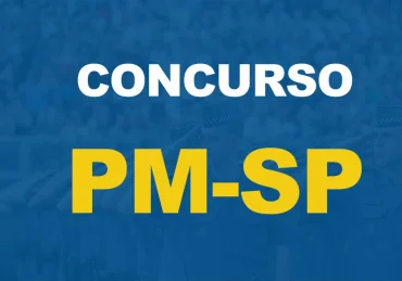 Homens da PM SP fardados prestando continência com texto sobre a imagem Concurso PM SP