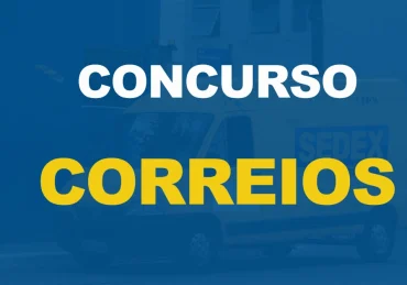 Veículo da SEDEX nas cores amarela e azul estacionado na rua com parede azul e texto sobre a imagem Concurso Correios