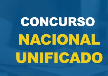 Close-up de uma jovem estudante universitária fazendo uma prova na sala com texto sobre a imagem Concurso Nacional Unificado