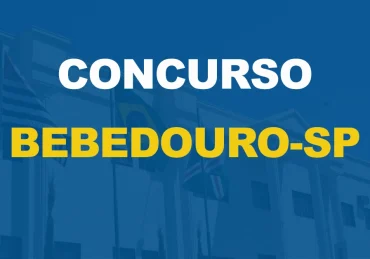 Prédio da Prefeitura de Bebedouro com bandeiras hasteadas em frente com texto sobre a imagem Concurso Bebedouro-SP