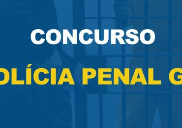 Policial penal executando suas tarefas, fundo azul