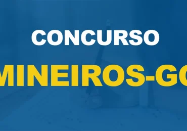 Mulher realizando a prova de um concurso, fundo azul