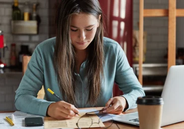 menina estudando para o concurso prefeitura de belford roxo