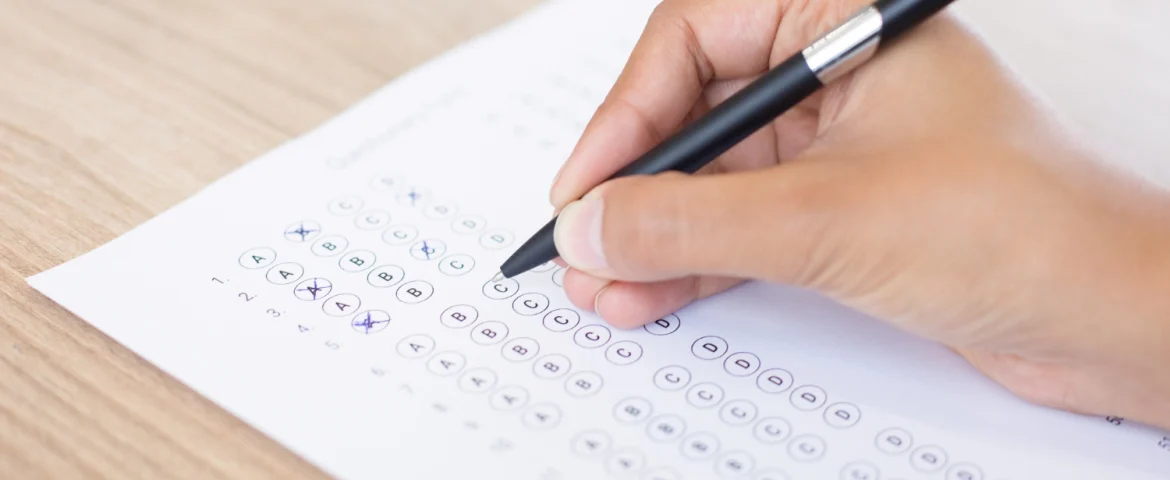 pessoa fazendo a prova do concurso Prefeitura de Vilhena RO