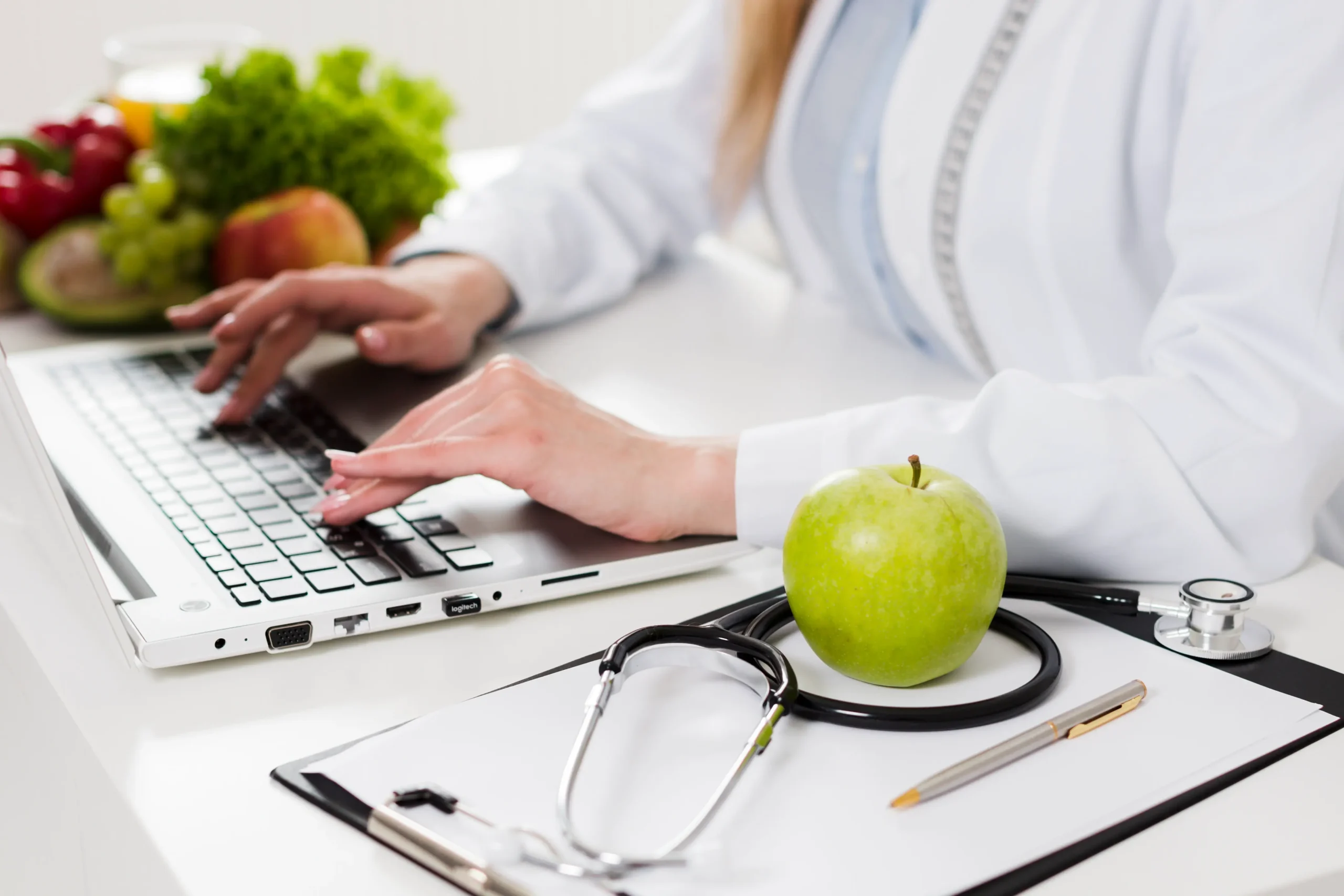 Nutricionista mexendo em computador