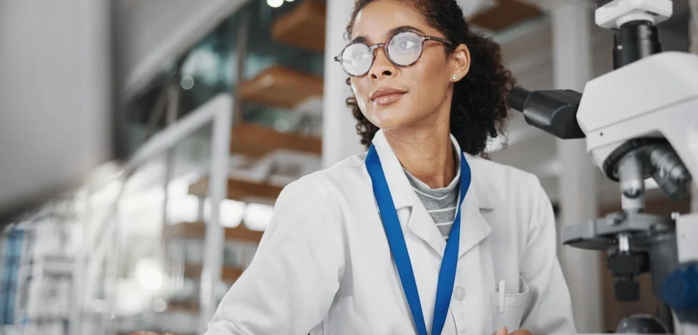 pesquisadora aprovada no concurso IPA SP trabalhando em um laboratório