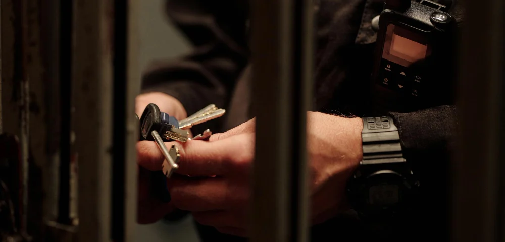policial penal aprovado no concurso Polícia Penal PE segurando as chaves da cela