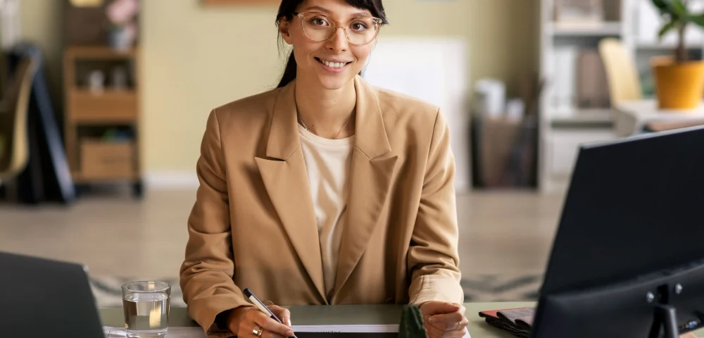 assistente administrativo do concurso CRECI ES trabalhando no computador