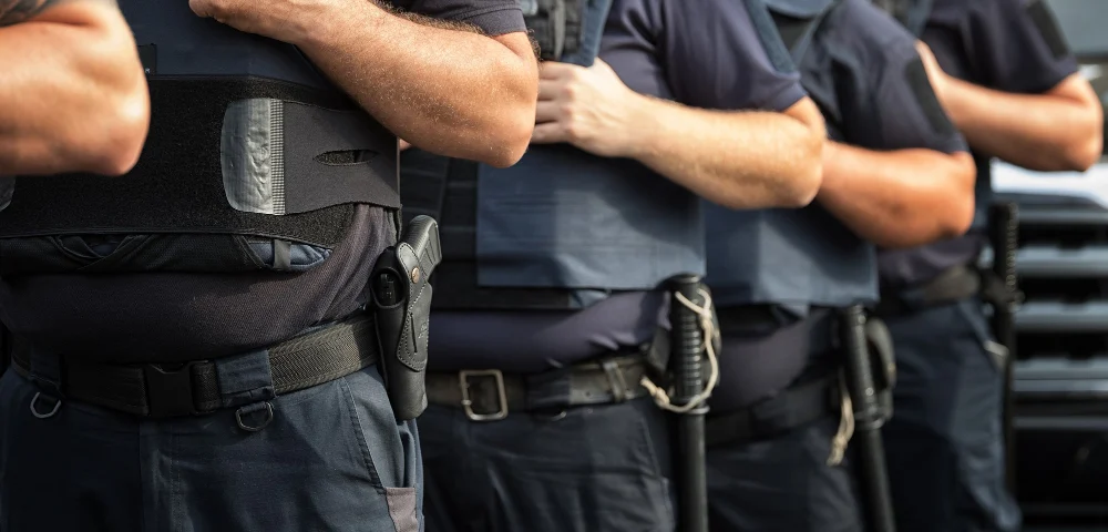 policiais fardados aprovados no concurso PC MG enfileirados 