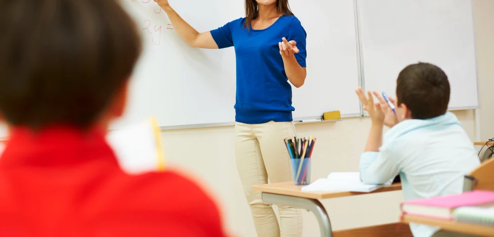 professora aprovada no concurso Prefeitura de Maratá RS dando aula de matemática no quadro branco